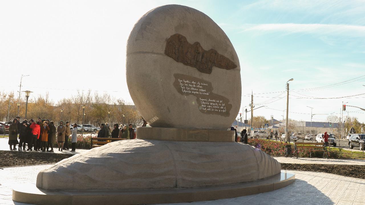 В Атырау установили памятник  степному растению «кумаршык»