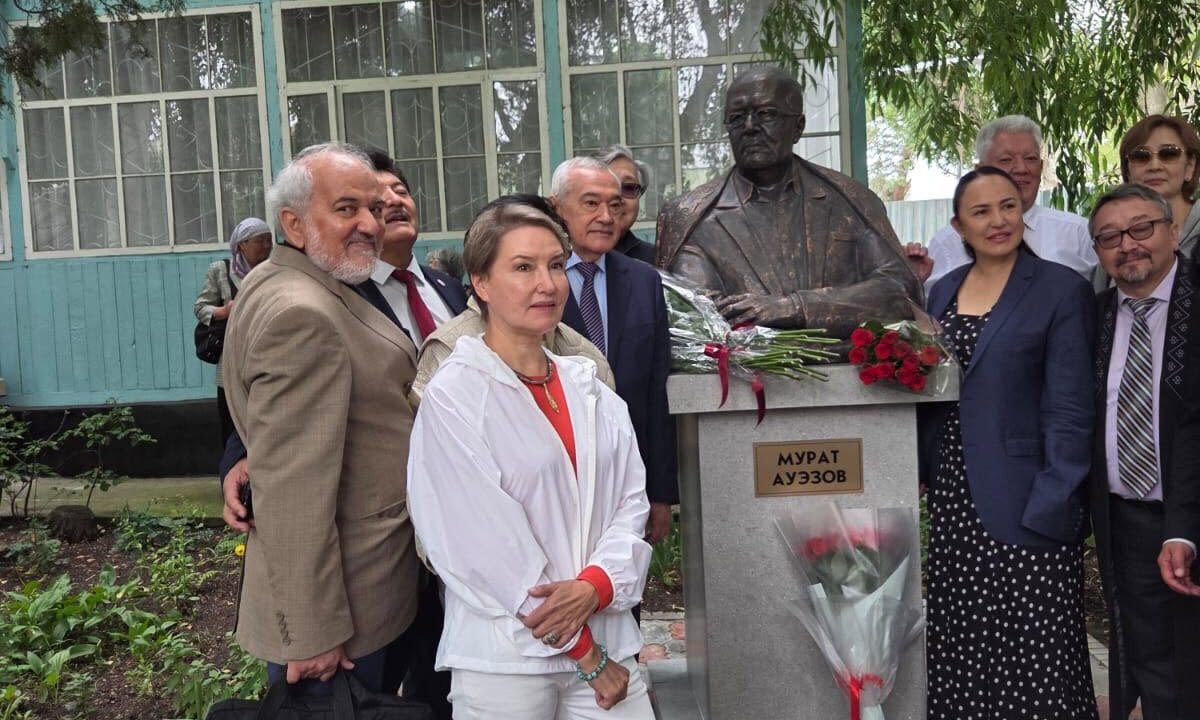 Бюст Мурату Ауэзову в Чолпон-Ата